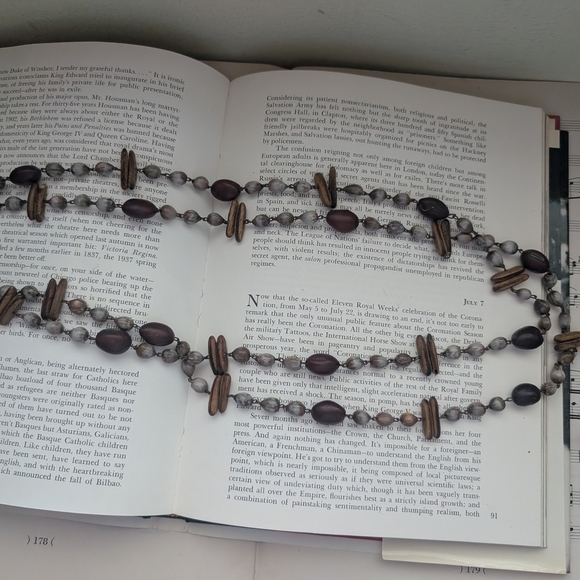 Elegant Multi-Color Beaded Necklace - Picture 10 of 10